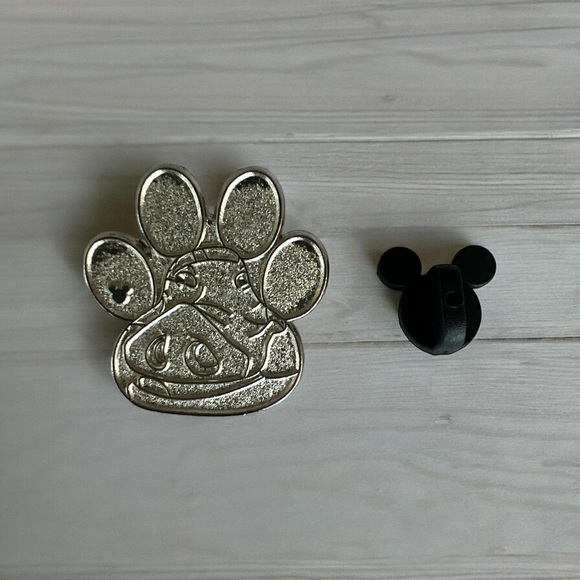 PIN DISNEY 2016 WDW Hidden Mickey Lion King Pumba Silver Tone Paw Print - Picture 1 of 2